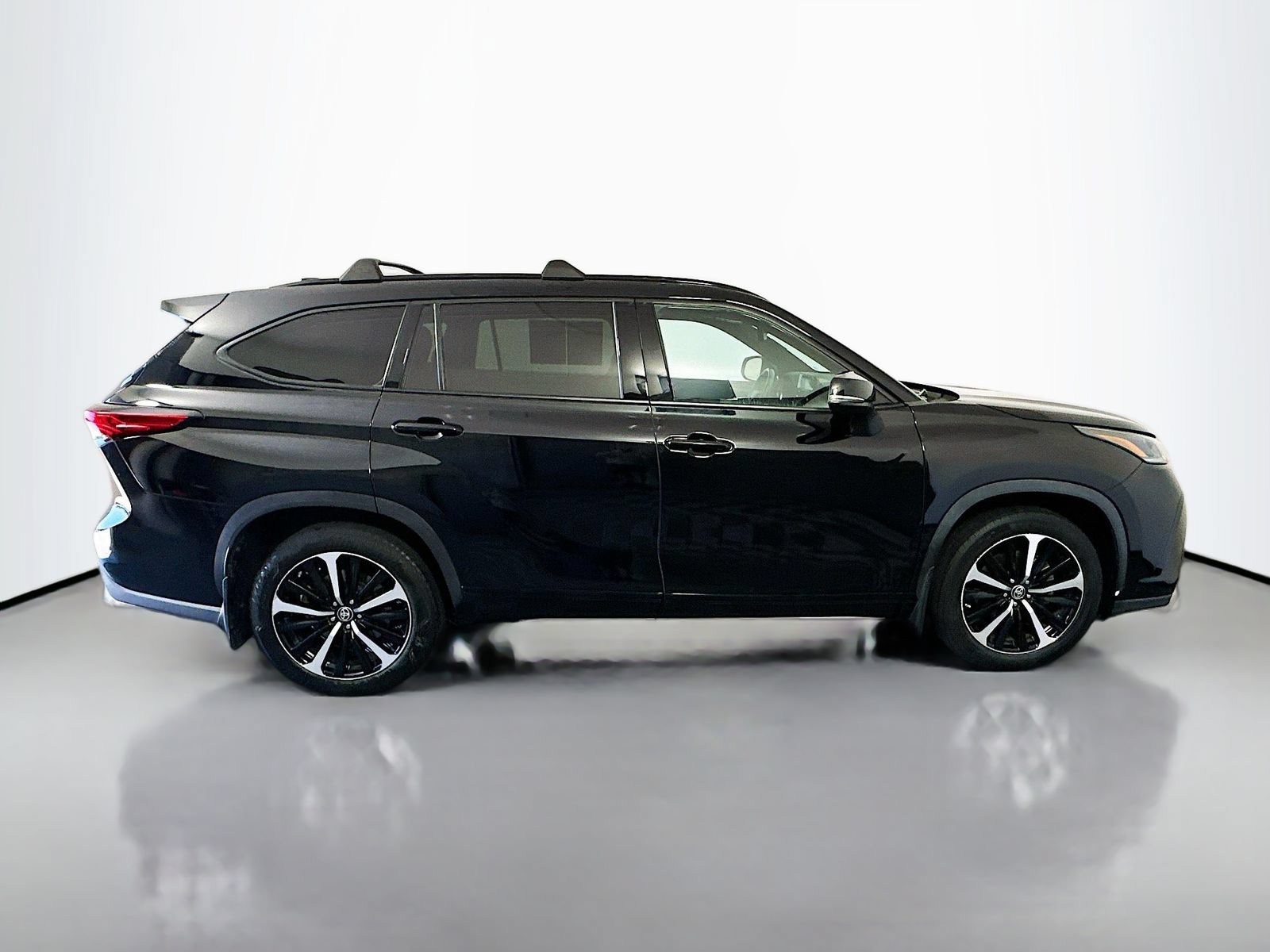Used 2021 Toyota Highlander XSE FWD image 8