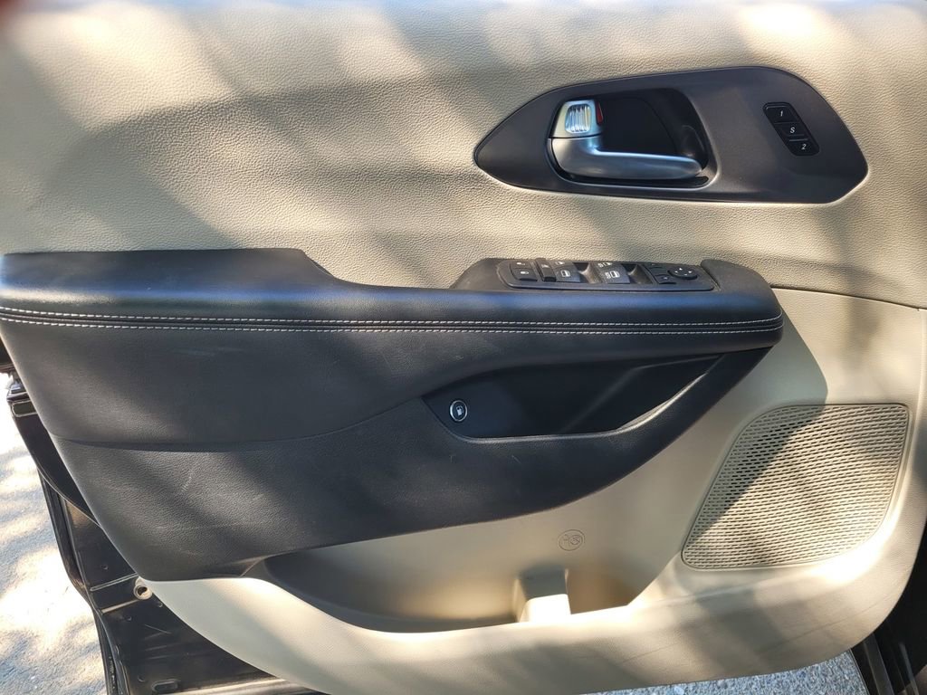 Used 2024 Chrysler Pacifica Select image 15