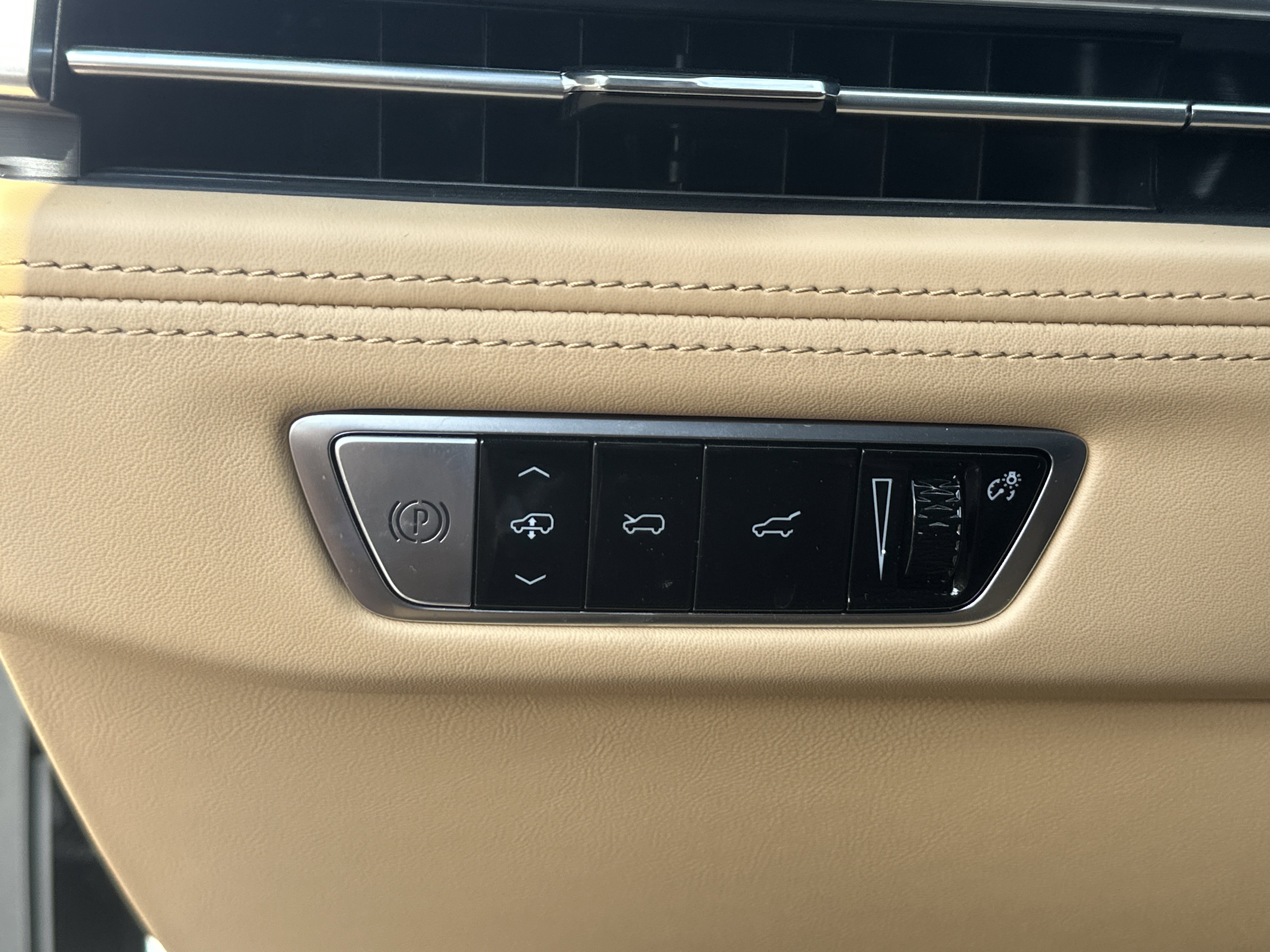 Used 2026 Cadillac Escalade IQ Sport 2 w/ LPO, ONYX Package AWD/4WD image 25