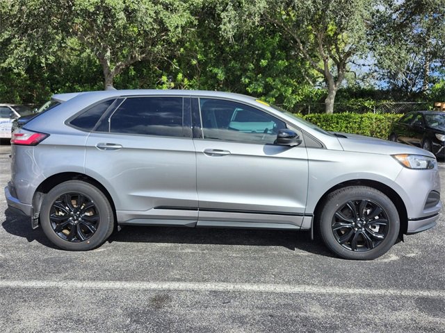 Used 2024 Ford Edge SE w/ Black Appearance Package image 6