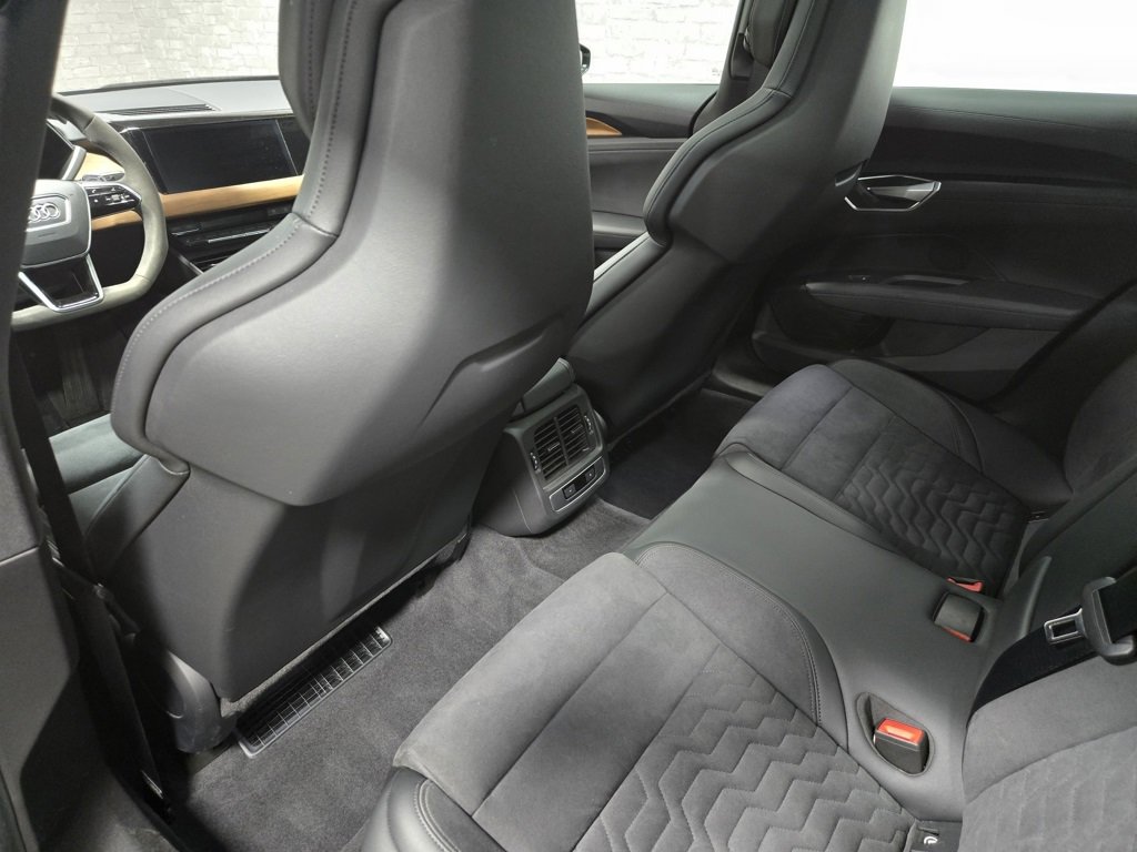 Used 2022 Audi e-tron GT Premium Plus image 34