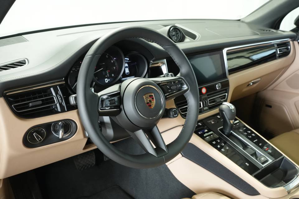 Certified 2026 Porsche Macan AWD/4WD image 4