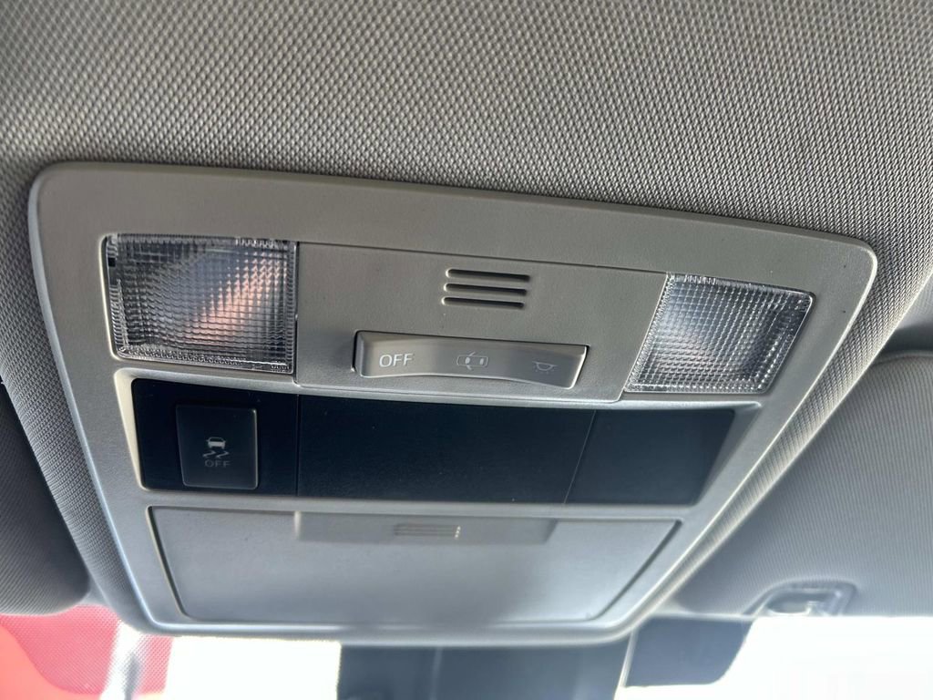 Used 2018 Toyota Tacoma SR image 29