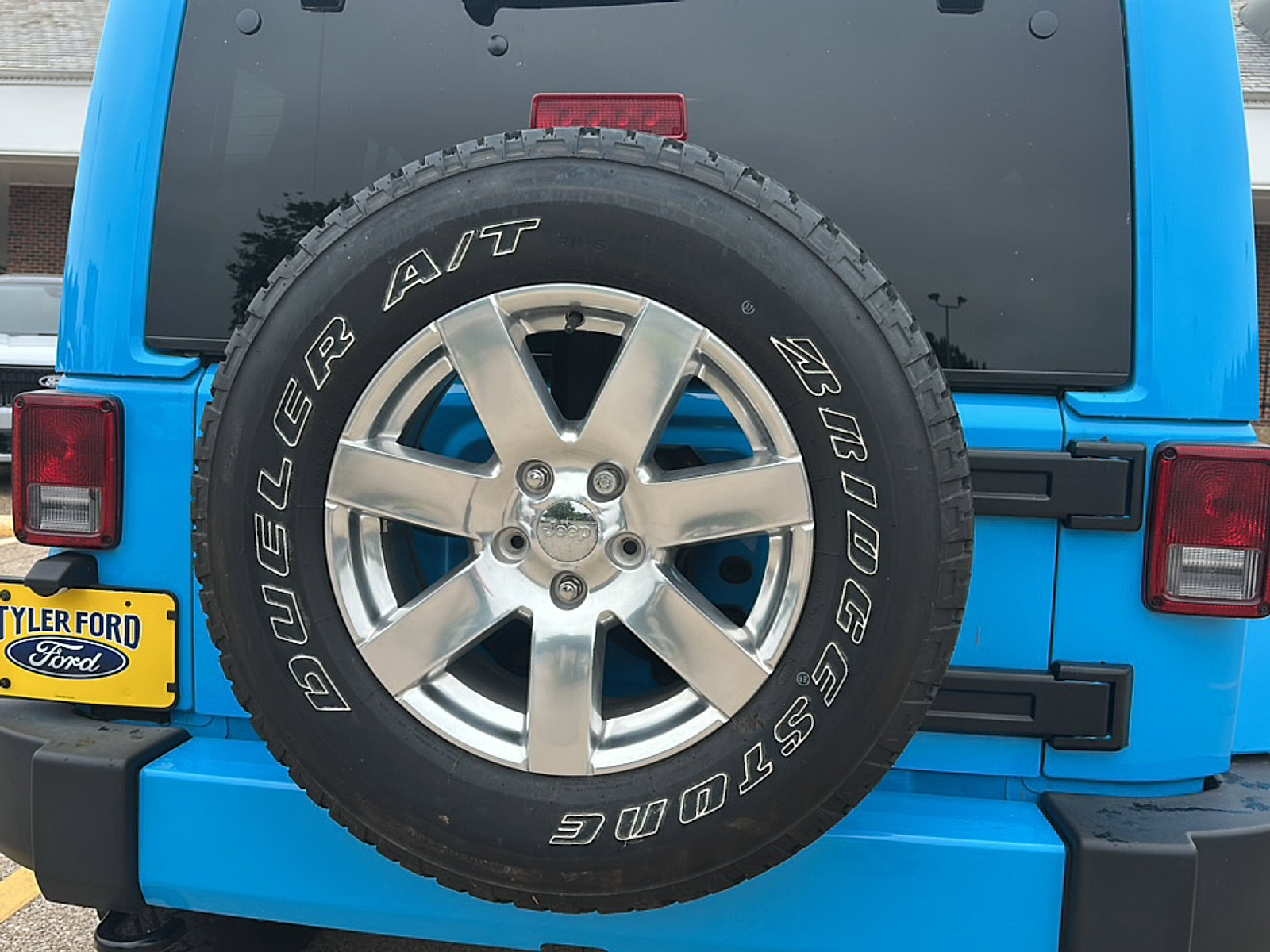 Used 2018 Jeep Wrangler Unlimited Sahara w/ Connectivity Group AWD/4WD image 9