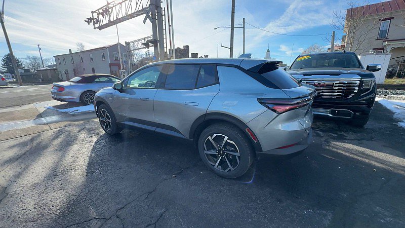 New 2026 Chevrolet Equinox EV LT image 9