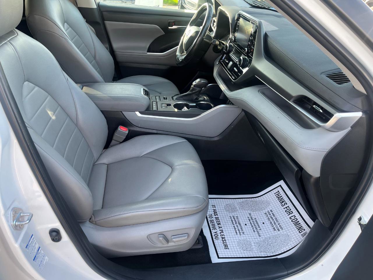 Used 2022 Toyota Highlander XLE AWD/4WD image 23