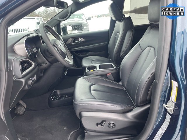 Used 2025 Chrysler Pacifica Select image 8