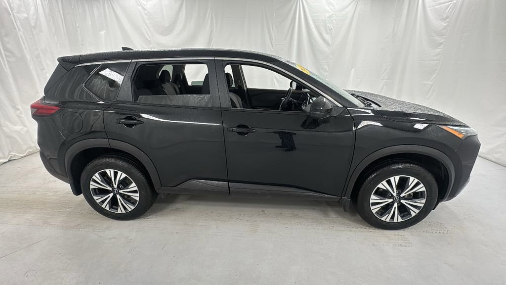 Used 2023 Nissan Rogue SV image 2