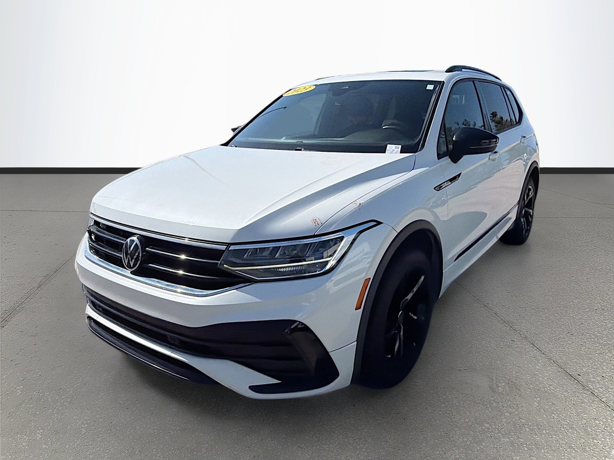 Used 2023 Volkswagen Tiguan SE R-Line image 8