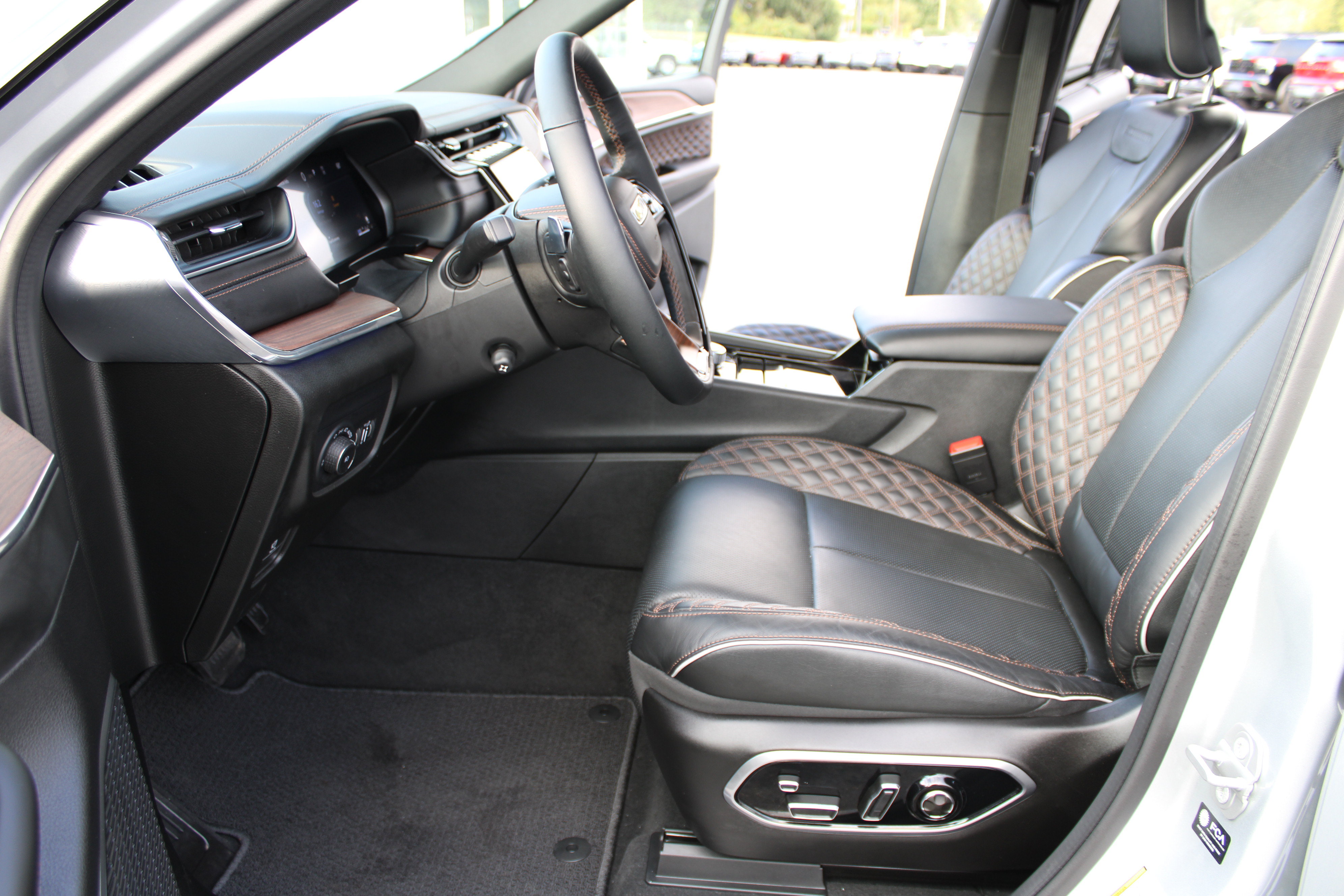 Used 2025 Jeep Grand Cherokee Summit w/ Luxury Tech Group V AWD/4WD image 32