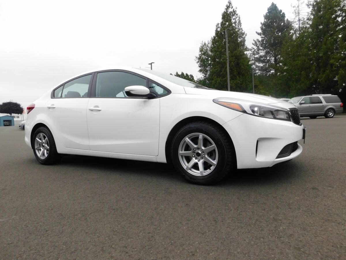 Used 2017 Kia Forte LX image 1