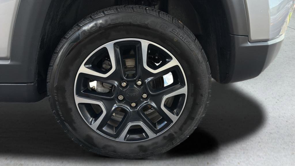 Used 2018 Jeep Compass Trailhawk w/ Leather Interior Group AWD/4WD image 30