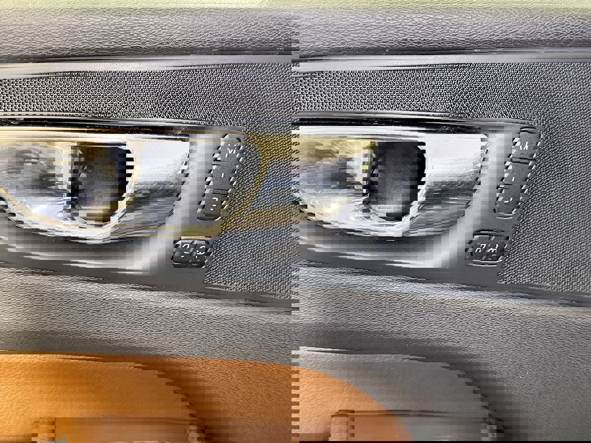 Used 2018 Volvo XC60 T5 Momentum w/ Convenience Package image 17