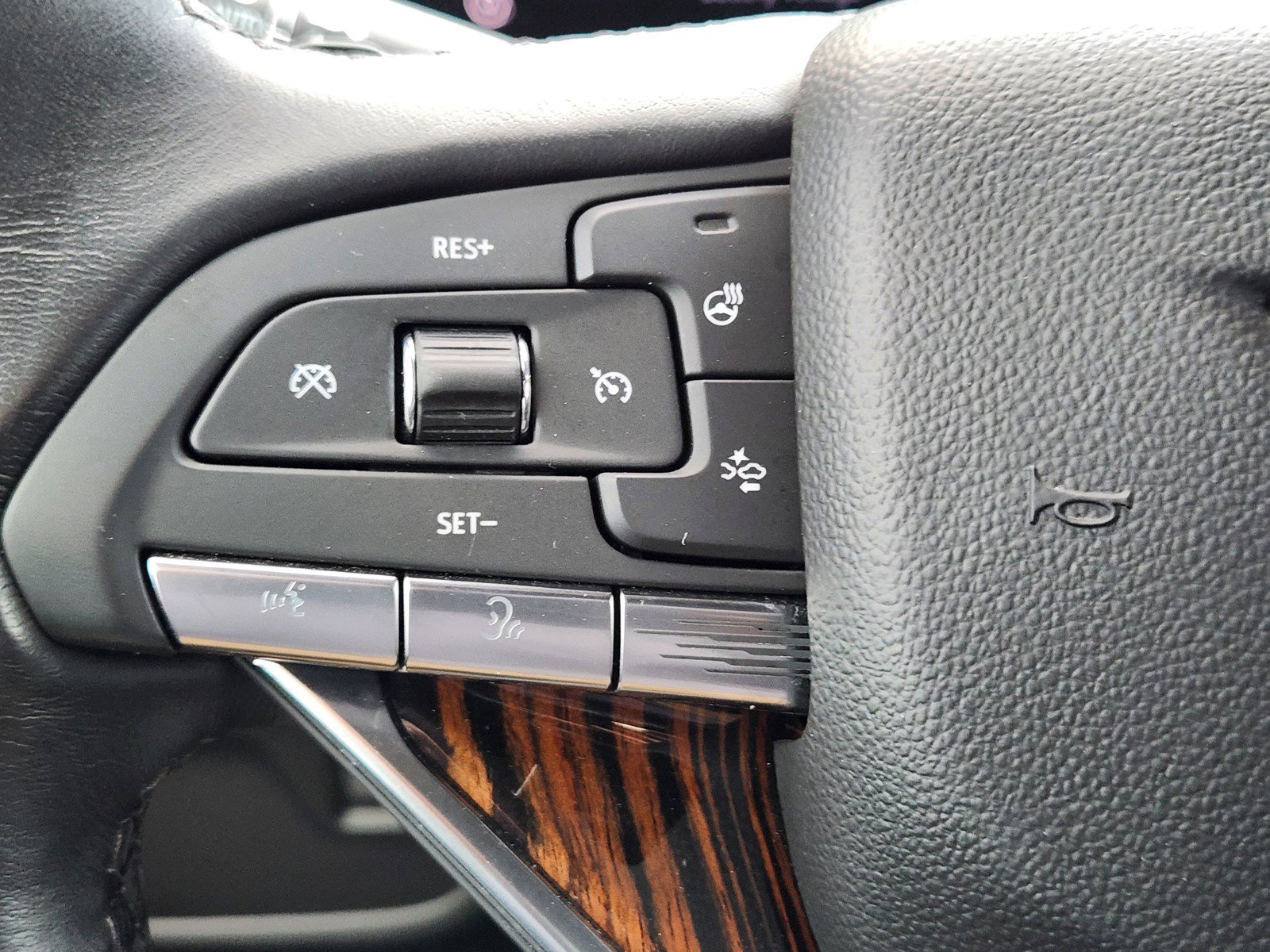 Certified 2024 Cadillac Escalade ESV Luxury RWD image 23
