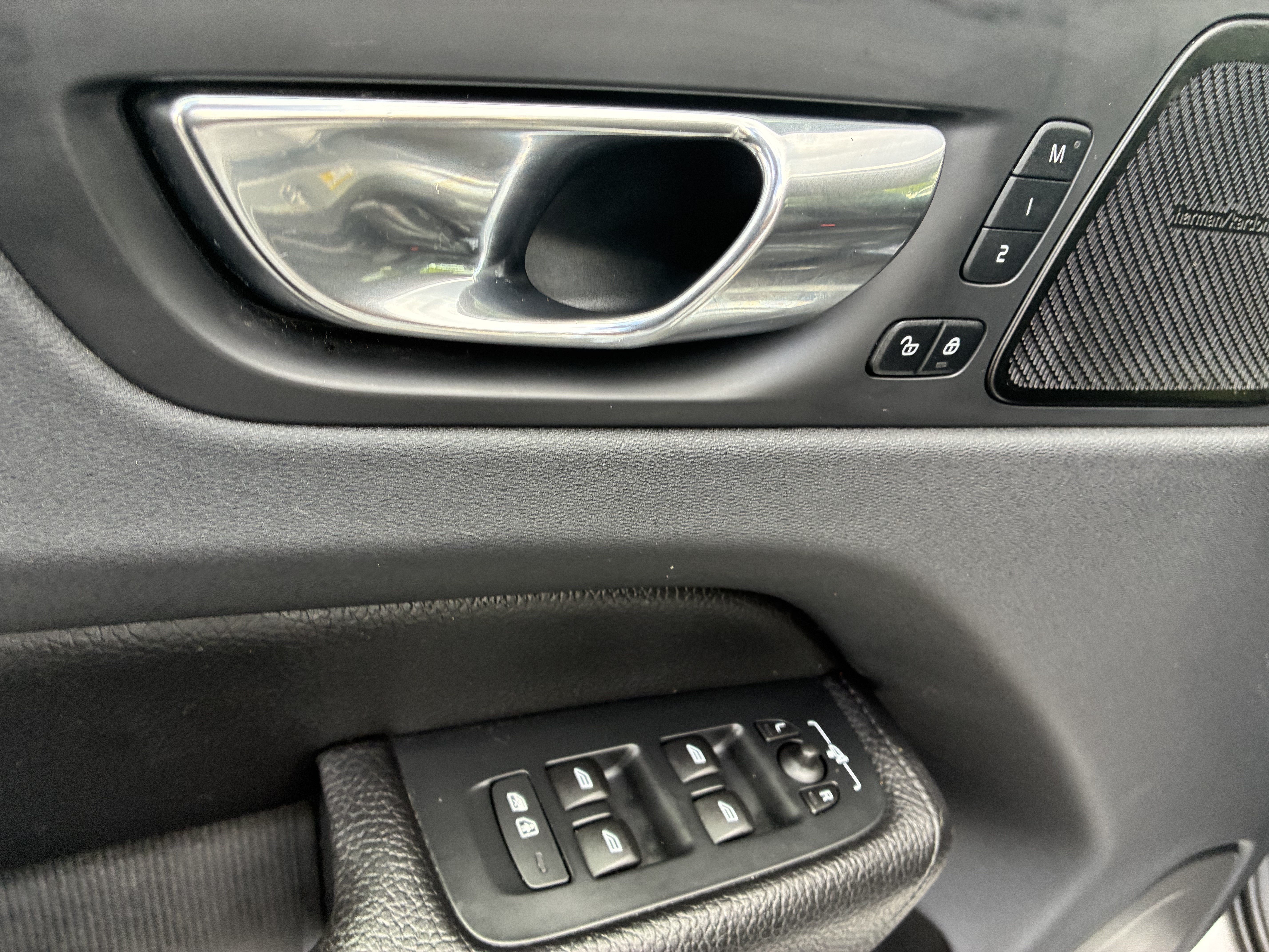 Used 2019 Volvo XC60 T5 Momentum w/ Multimedia Package AWD/4WD image 25