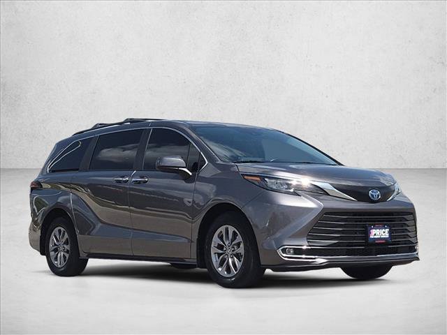 Used 2024 Toyota Sienna XLE FWD image 3