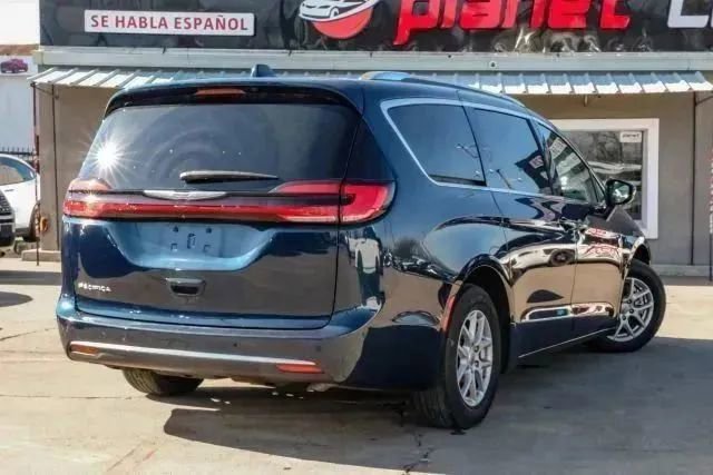Used 2021 Chrysler Pacifica Touring-L image 8