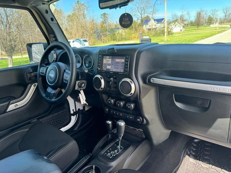 Used 2015 Jeep Wrangler Unlimited Sahara w/ Connectivity Group image 10