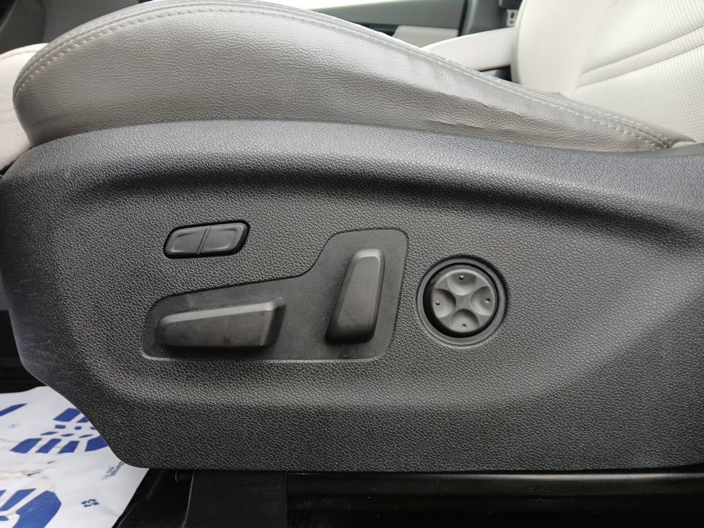 Used 2016 Kia Sorento SX image 16