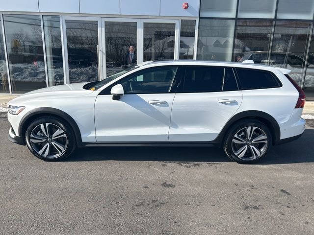 Certified 2025 Volvo V60 B5 Cross Country Plus image 2
