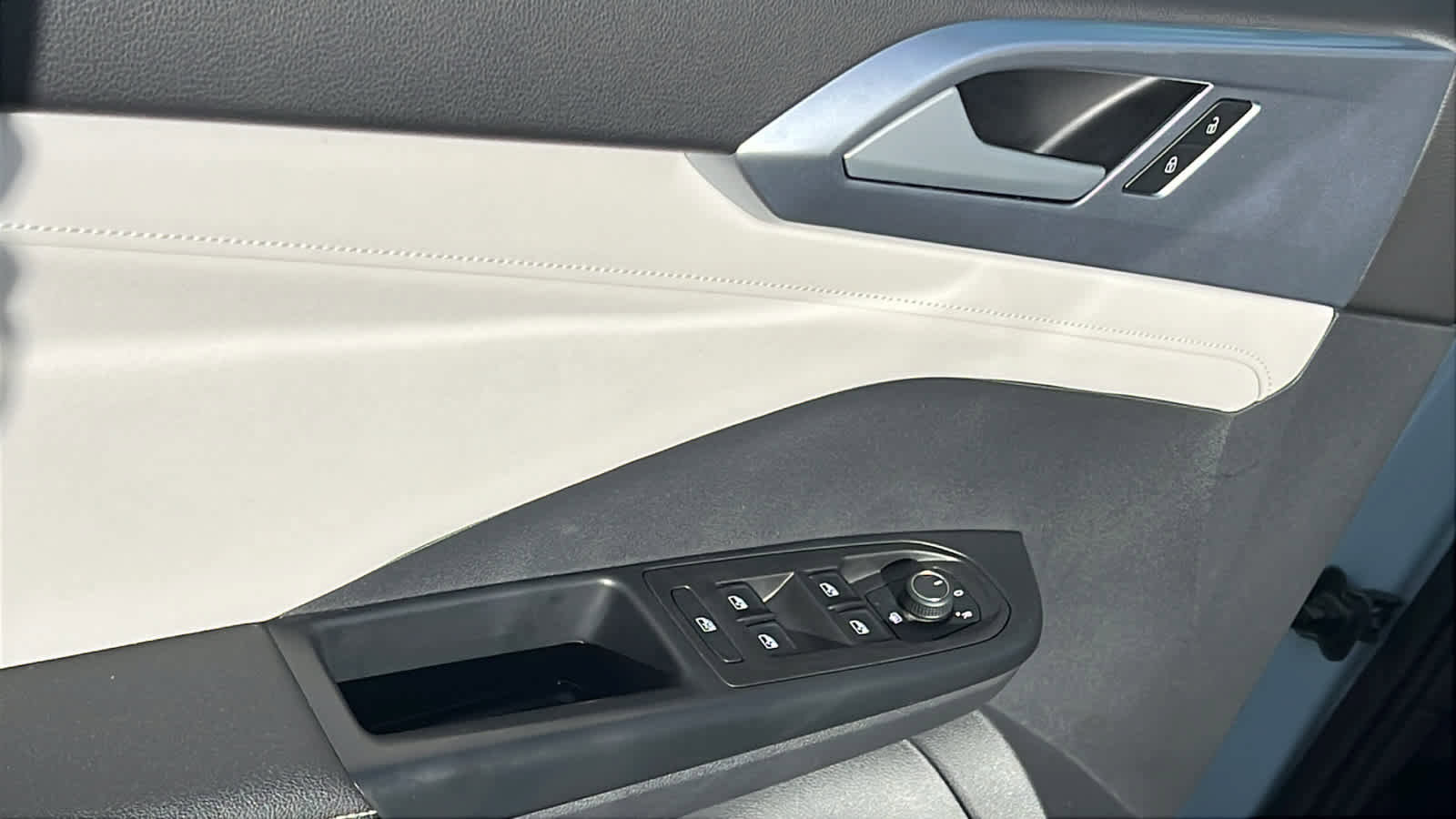 Used 2025 Volkswagen Taos SE w/ Panoramic Sunroof Package image 22