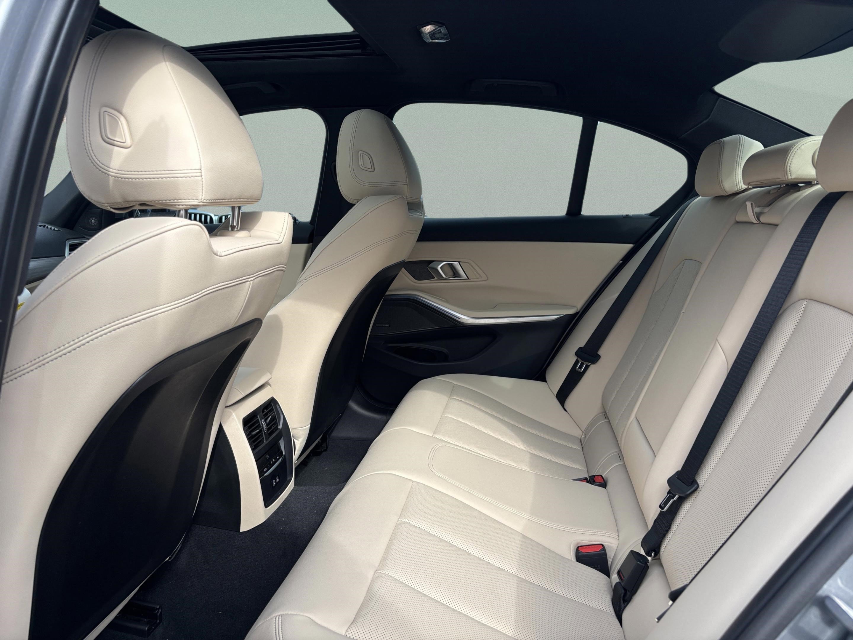 Used 2026 BMW 330i Sedan w/ Premium Package image 9