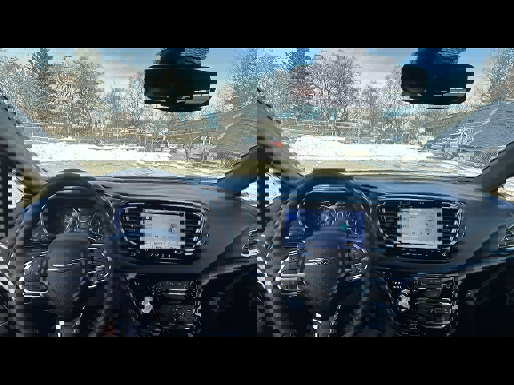 Used 2025 Chrysler Pacifica Select image 10