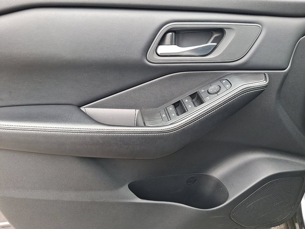 Used 2025 Nissan Rogue SV AWD/4WD image 13