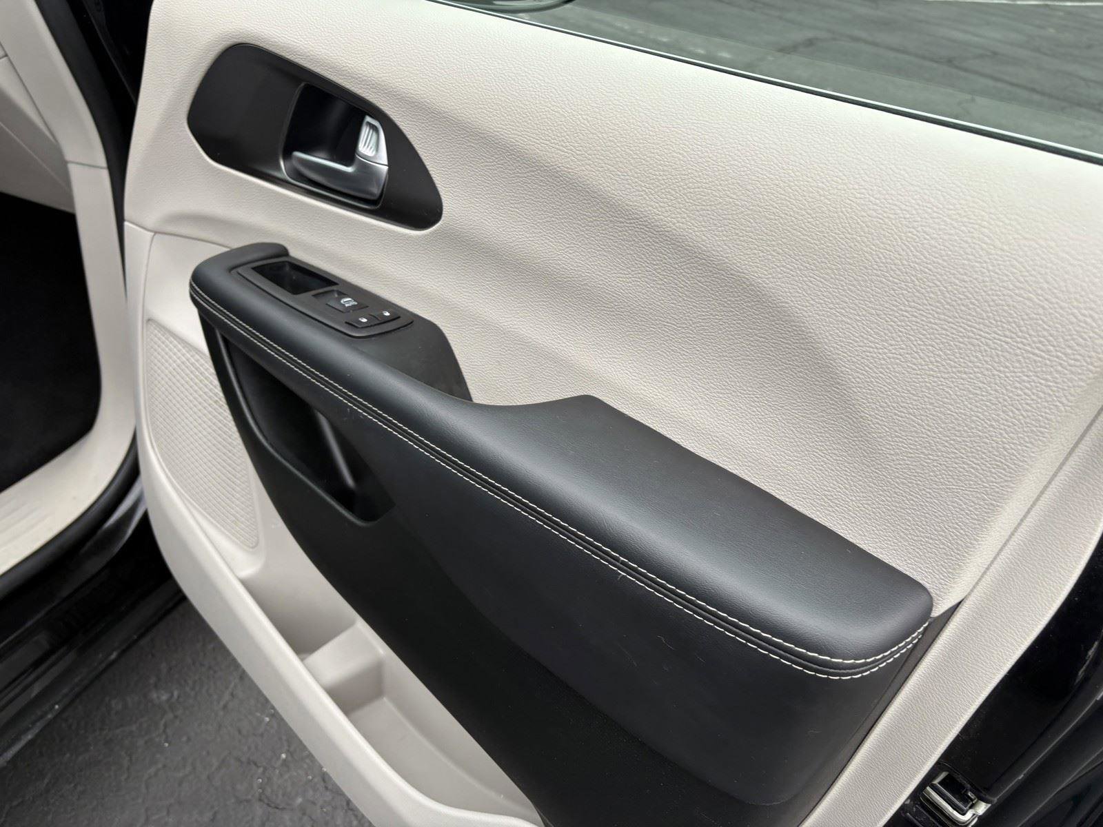 Used 2024 Chrysler Pacifica Touring-L image 11