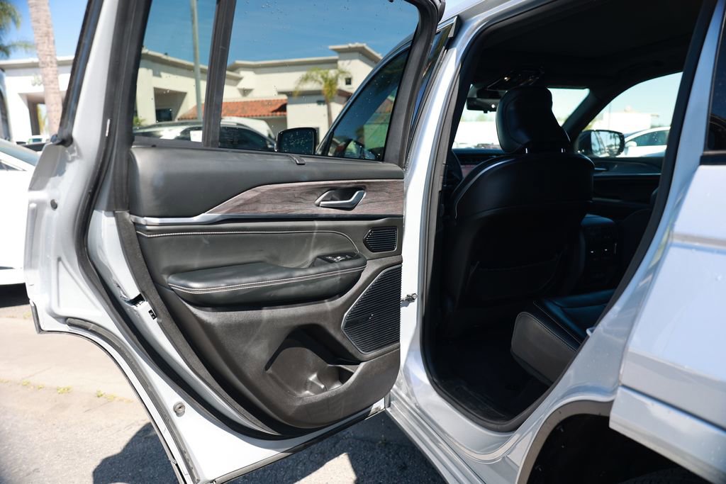 Used 2023 Jeep Grand Cherokee Overland w/ Advanced Protech Group III AWD/4WD image 34