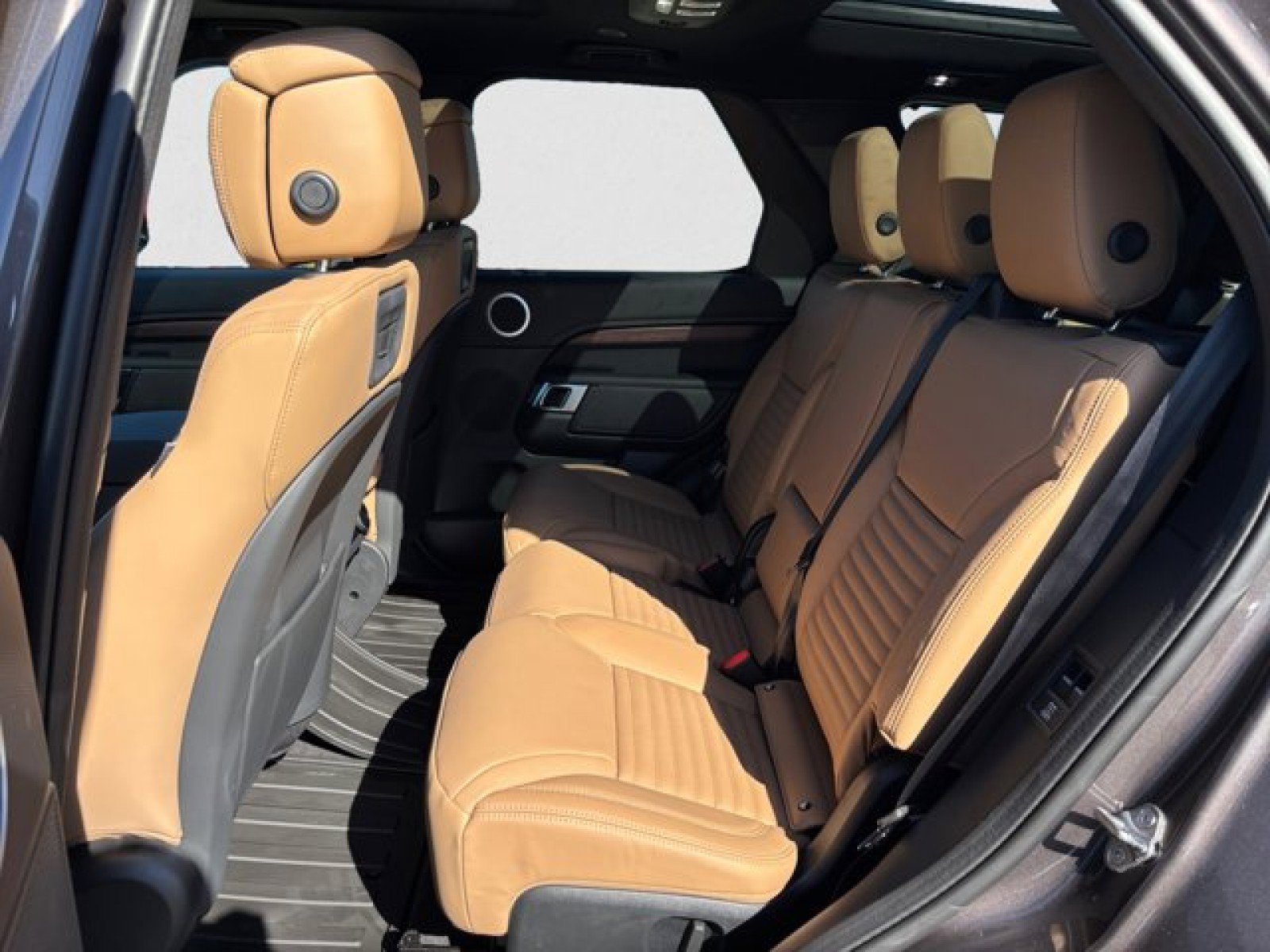 New 2025 Land Rover Discovery Dynamic SE image 18