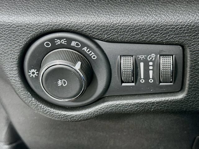 Used 2025 Chrysler Pacifica Limited FWD image 10