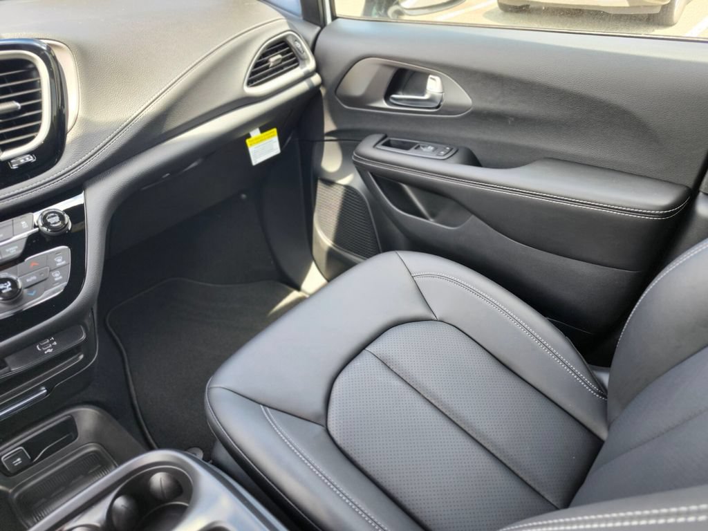 New 2026 Chrysler Pacifica Select w/ S Appearance Package AWD/4WD image 15
