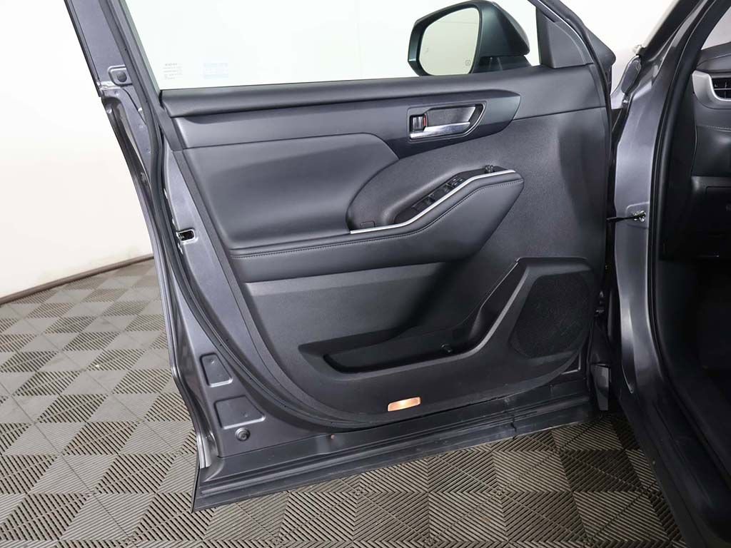 Used 2022 Toyota Highlander XLE image 24