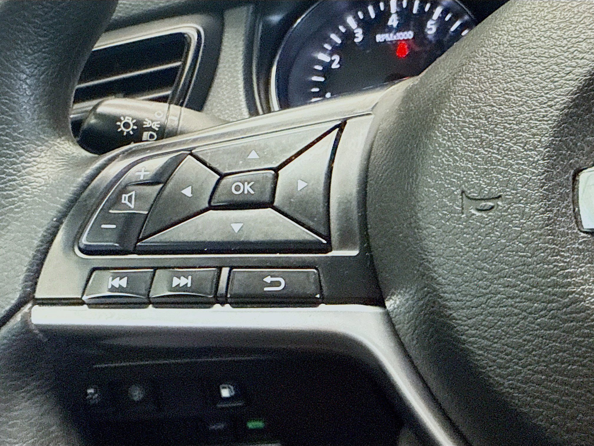 Used 2020 Nissan Rogue S image 25