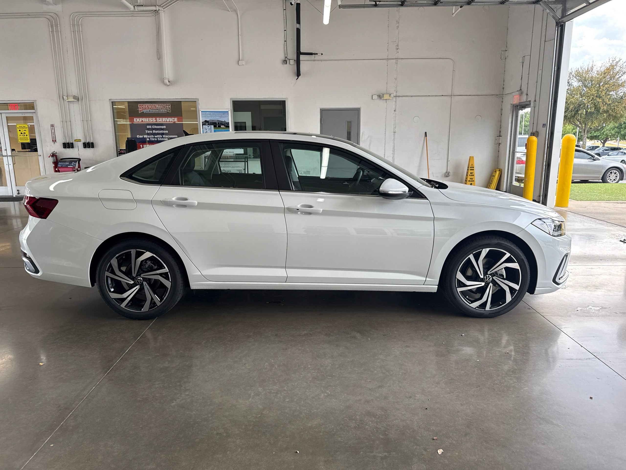 New 2027 Volkswagen Jetta SEL FWD image 2