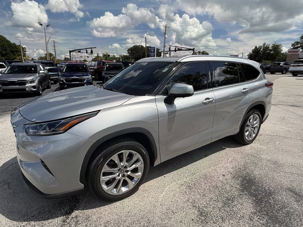 Used 2023 Toyota Highlander Limited FWD image 9