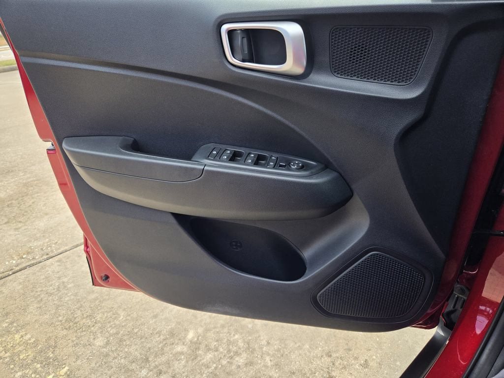 Used 2025 Hyundai Venue SE FWD image 24