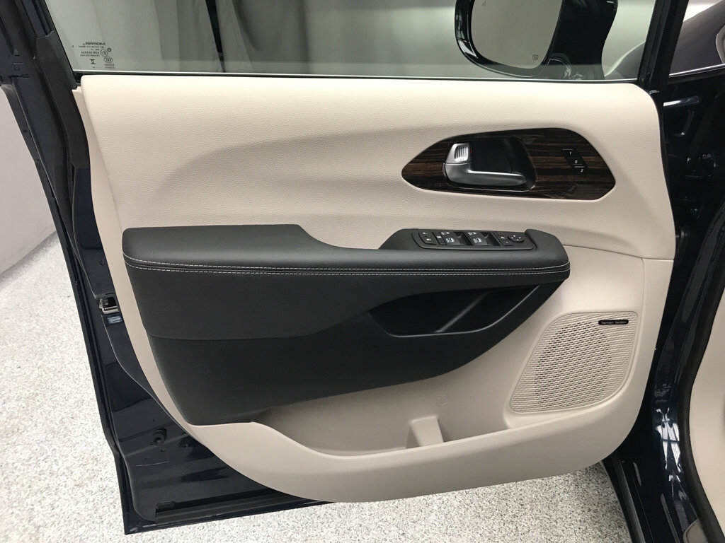 Used 2024 Chrysler Pacifica Limited w/ Uconnect Theater Family Group image 8