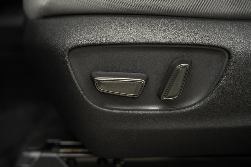 Used 2025 Toyota Sienna LE FWD image 32