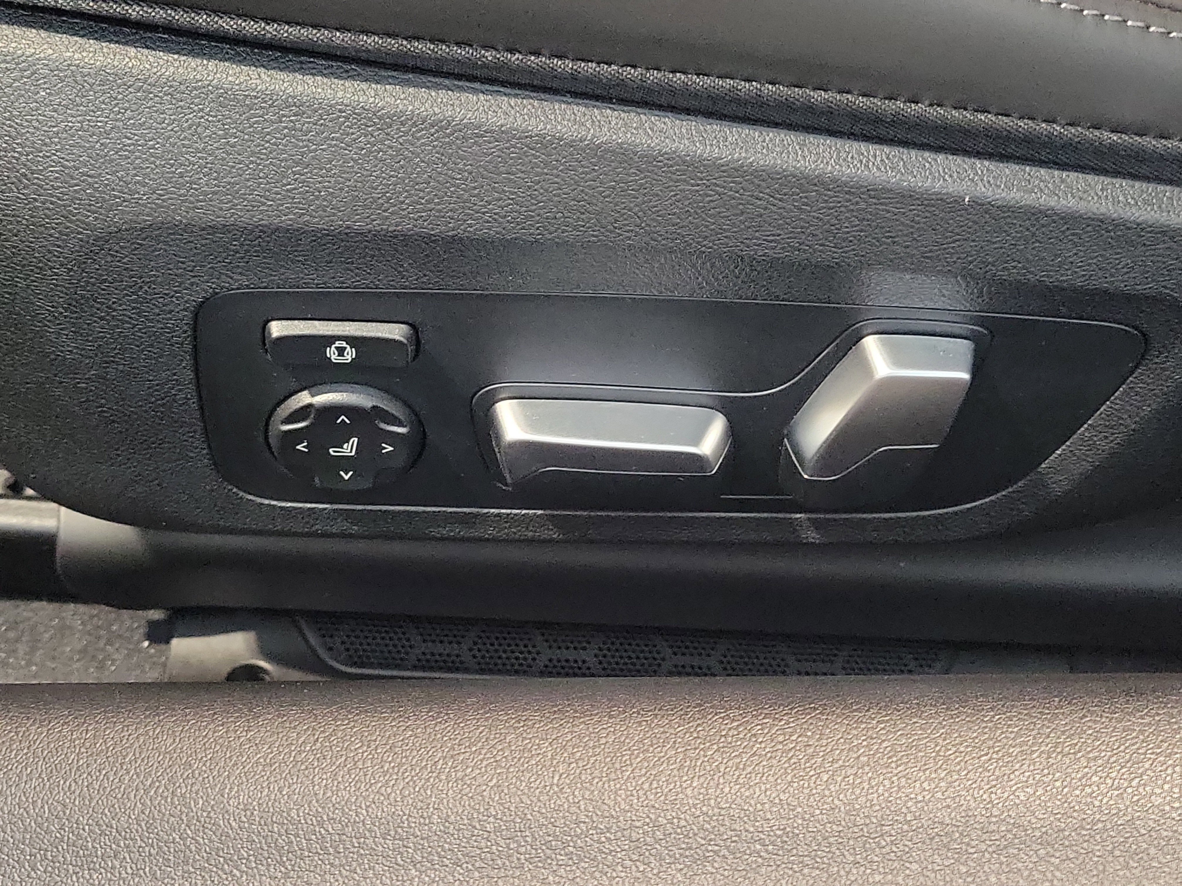 New 2026 BMW M850i xDrive Coupe w/ M Carbon Exterior Package image 16