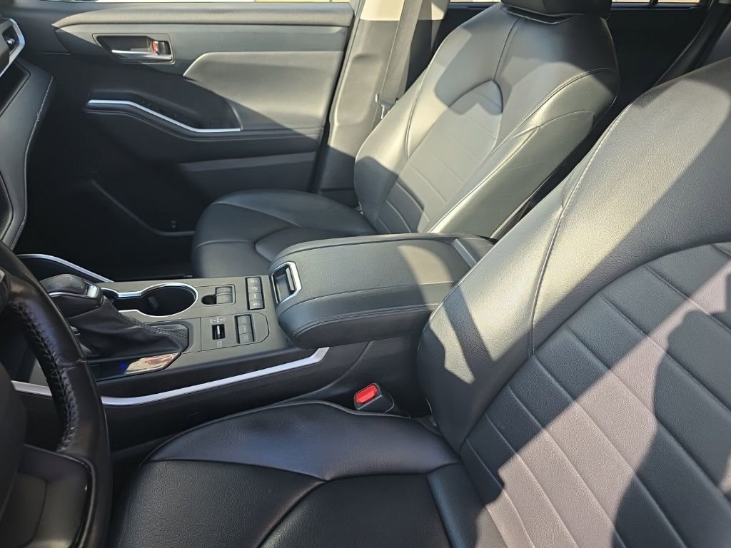 Used 2022 Toyota Highlander XLE image 24