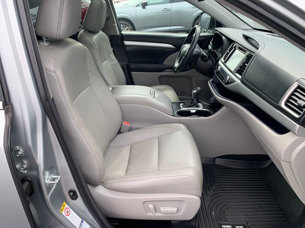 Used 2017 Toyota Highlander XLE AWD/4WD image 30