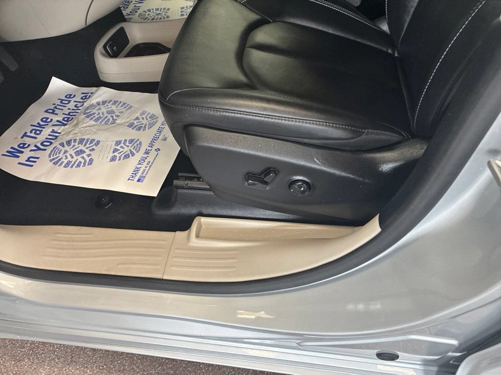 Certified 2024 Chrysler Pacifica Touring-L FWD image 9