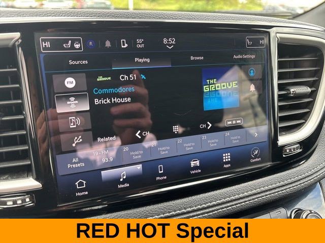 Used 2023 Chrysler Pacifica Touring FWD image 21