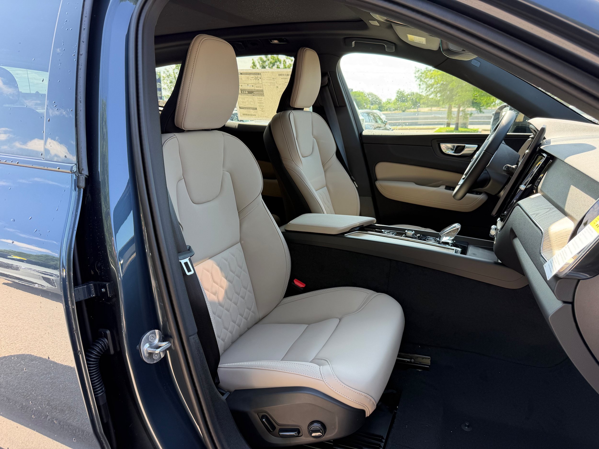 New 2026 Volvo XC60 B5 Core AWD/4WD image 8