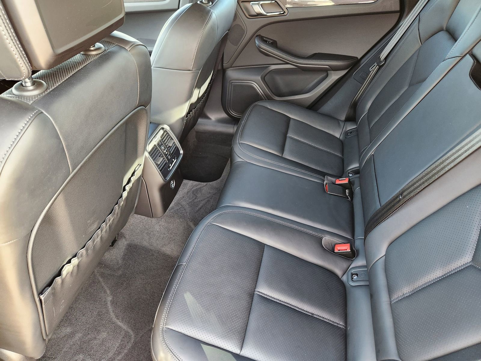 Used 2023 Porsche Macan S w/ Sport Chrono Package image 41