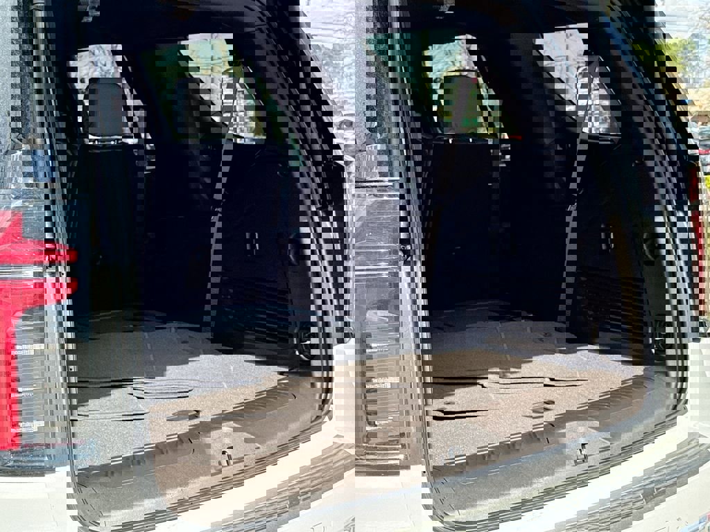 Used 2025 Chevrolet Tahoe LT image 34