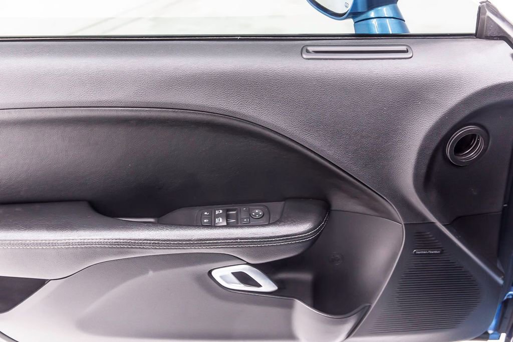 Used 2015 Dodge Challenger SRT w/ Technology Group image 28