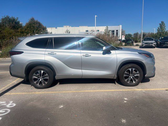 Used 2021 Toyota Highlander XLE AWD/4WD image 8